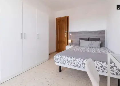 Habitación amueblada en un apartamento de 5 dormitorios en Camins al Grau en Valencia