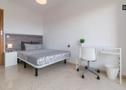 Habitación amueblada en un apartamento de 5 dormitorios en Camins al Grau en Valencia