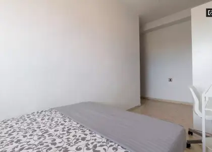 Habitación amueblada en un apartamento de 5 dormitorios en Camins al Grau en Valencia