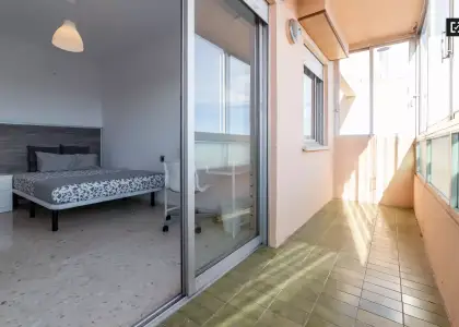 Habitación amueblada en un apartamento de 5 dormitorios en Camins al Grau en Valencia