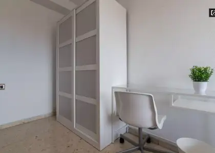 Habitación amueblada en un apartamento de 5 dormitorios en Camins al Grau en Valencia