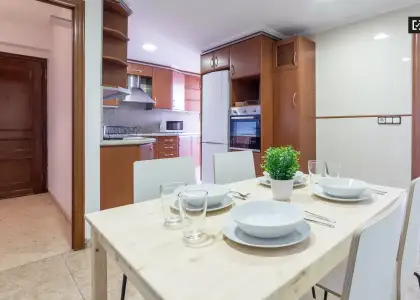 Habitación amueblada en un apartamento de 5 dormitorios en Camins al Grau en Valencia