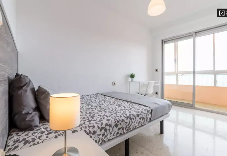 Habitación amueblada en un apartamento de 5 dormitorios en Camins al Grau en Valencia