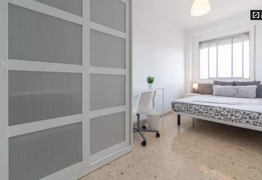 Habitación amueblada en un apartamento de 5 dormitorios en Camins al Grau en Valencia