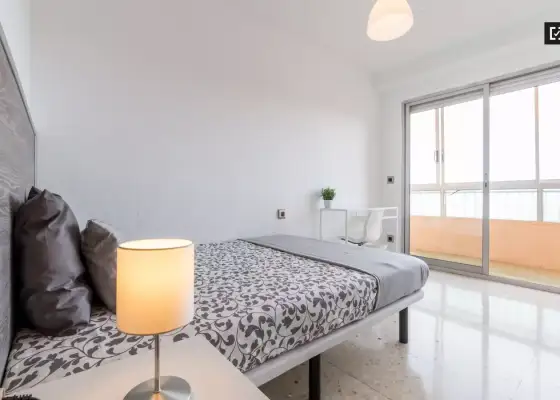 Habitación amueblada en un apartamento de 5 dormitorios en Camins al Grau en Valencia
