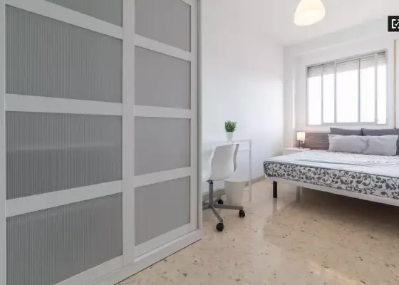 Habitación amueblada en un apartamento de 5 dormitorios en Camins al Grau en Valencia