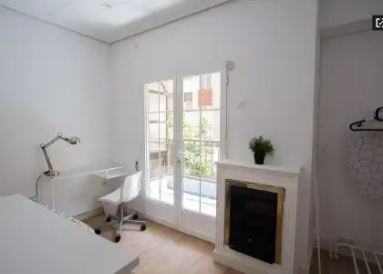 Habitación bellamente decorada en un apartamento de 5 dormitorios en Camins al Grau en Valencia