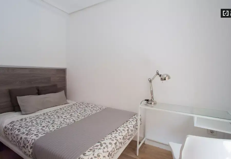 Habitación bellamente decorada en un apartamento de 5 dormitorios en Camins al Grau en Valencia
