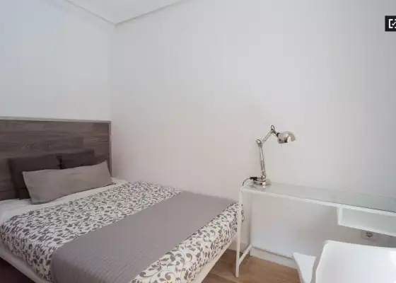 Habitación bellamente decorada en un apartamento de 5 dormitorios en Camins al Grau en Valencia