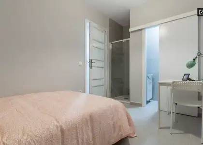 Habitación con baño en un apartamento de 5 dormitorios en L'Eixample en Valencia