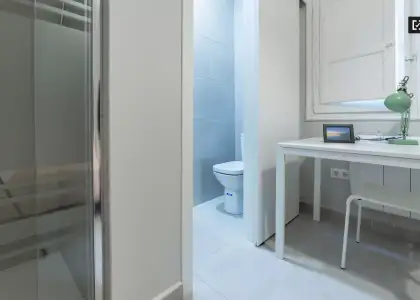 Habitación con baño en un apartamento de 5 dormitorios en L'Eixample en Valencia