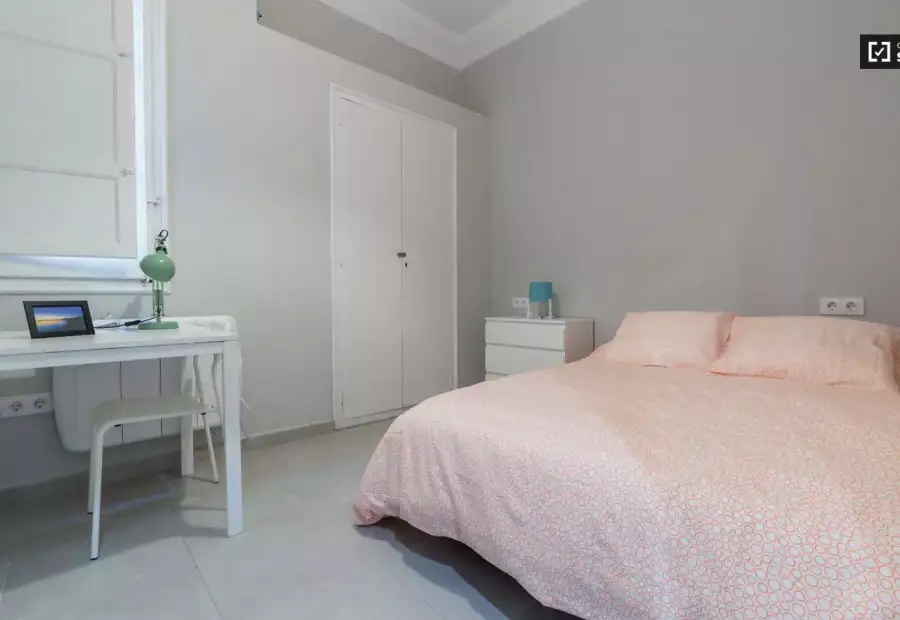 Habitación con baño en un apartamento de 5 dormitorios en L'Eixample en Valencia