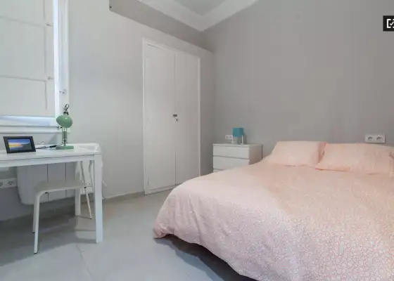 Habitación con baño en un apartamento de 5 dormitorios en L'Eixample en Valencia
