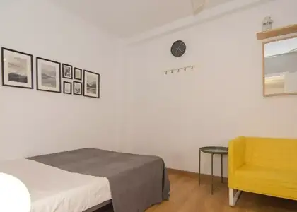 Habitación con cama doble en alquiler en apartamento de 3 dormitorios en El Pla del Real en Valencia