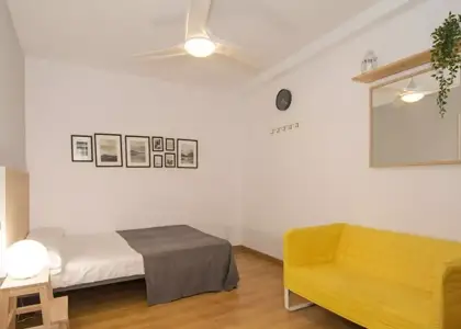 Habitación con cama doble en alquiler en apartamento de 3 dormitorios en El Pla del Real en Valencia