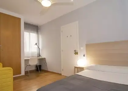 Habitación con cama doble en alquiler en apartamento de 3 dormitorios en El Pla del Real en Valencia