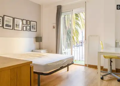 Habitación con cama doble en alquiler en apartamento de 3 dormitorios en El Pla del Real en Valencia