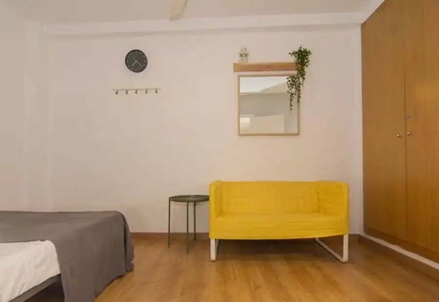 Habitación con cama doble en alquiler en apartamento de 3 dormitorios en El Pla del Real en Valencia