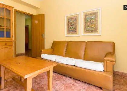 Habitación con ventana en el apartamento de 4 dormitorios, Realejo en Granada