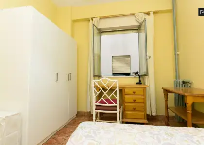 Habitación con ventana en el apartamento de 4 dormitorios, Realejo en Granada