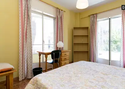 Habitación con ventana en el apartamento de 4 dormitorios, Realejo en Granada