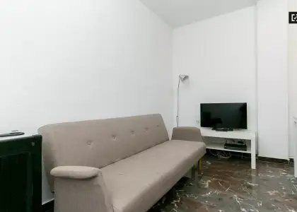 Habitación decorada con amplio espacio de almacenamiento en el apartamento compartido, Ronda en Granada