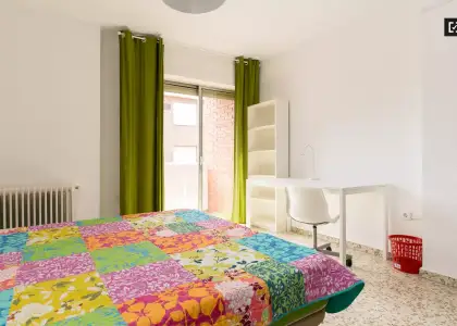 Habitación decorada con amplio espacio de almacenamiento en el apartamento compartido, Ronda en Granada
