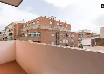 Habitación decorada con amplio espacio de almacenamiento en el apartamento compartido, Ronda en Granada