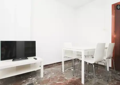 Habitación decorada con armario empotrado en piso compartido, Ronda en Granada
