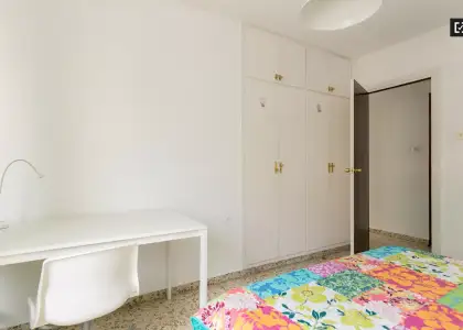 Habitación decorada con armario empotrado en piso compartido, Ronda en Granada