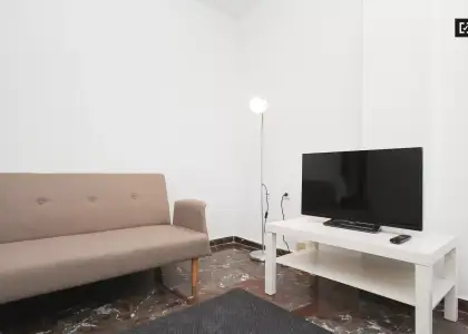 Habitación decorada con armario empotrado en piso compartido, Ronda en Granada