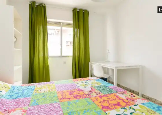 Habitación decorada con armario empotrado en piso compartido, Ronda en Granada