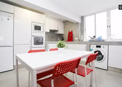 Habitación decorada con armario independiente en un apartamento compartido, Poblats Maritim en Valencia