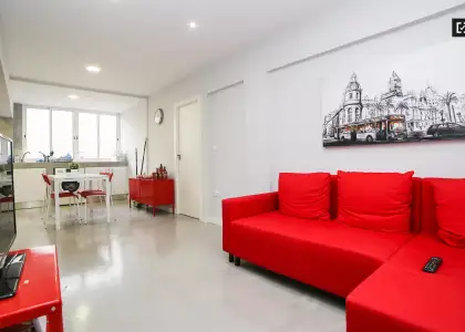 Habitación decorada con armario independiente en un apartamento compartido, Poblats Maritim en Valencia