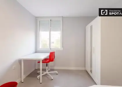 Habitación decorada con armario independiente en un apartamento compartido, Poblats Maritim en Valencia