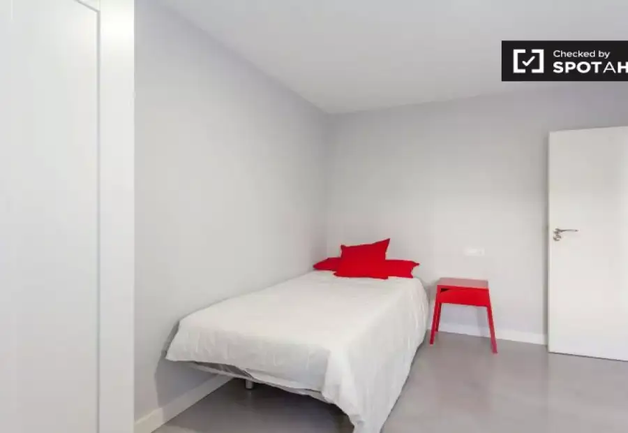 Habitación decorada con armario independiente en un apartamento compartido, Poblats Maritim en Valencia