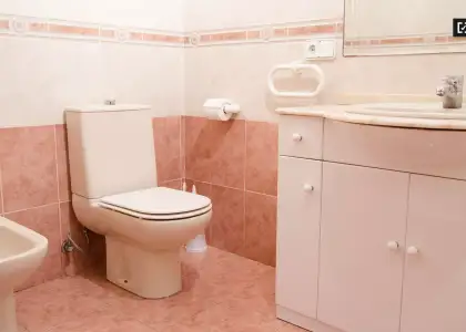 Habitación decorada con cajonera en piso compartido, Benimaclet. en Valencia