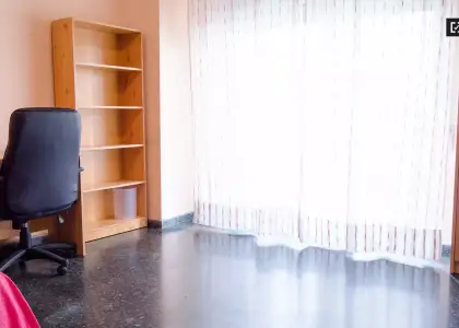 Habitación decorada con cajonera en piso compartido, Benimaclet. en Valencia