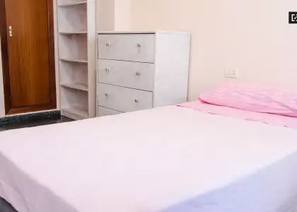 Habitación decorada con cajonera en piso compartido, Benimaclet. en Valencia
