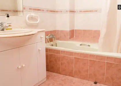 Habitación decorada con cajonera en piso compartido, Benimaclet. en Valencia