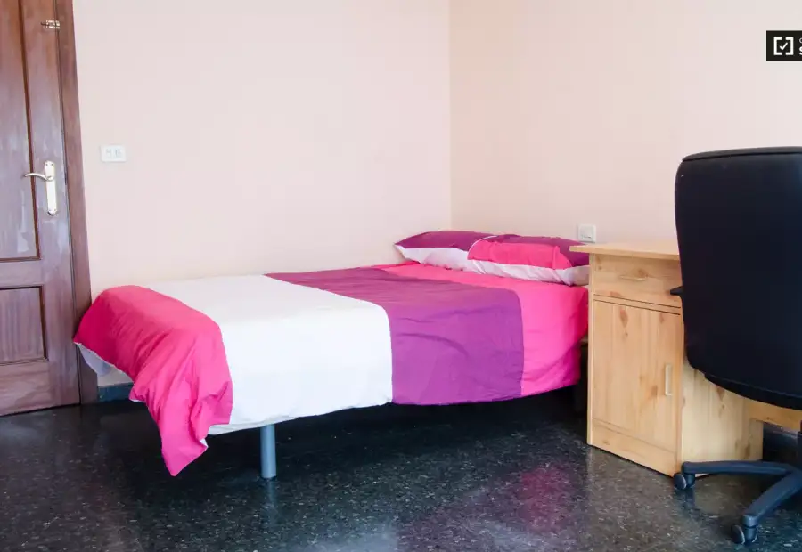 Habitación decorada con cajonera en piso compartido, Benimaclet. en Valencia