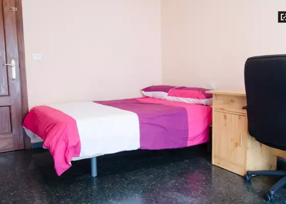 Habitación decorada con cajonera en piso compartido, Benimaclet. en Valencia