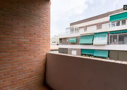 Habitación decorada con escritorio en piso compartido, Ronda en Granada