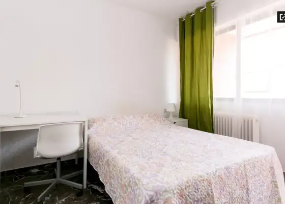 Habitación decorada con escritorio en piso compartido, Ronda en Granada