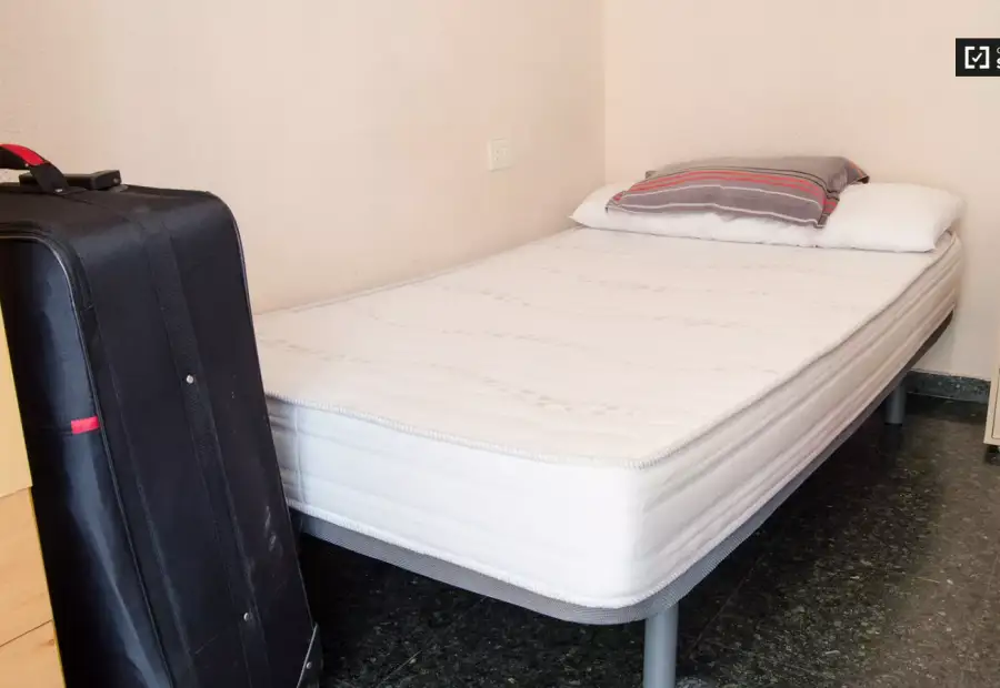 Habitación decorada con estanterías en piso compartido, Benimaclet. en Valencia