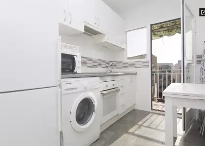 Habitación decorada con una cómoda en un apartamento de 4 dormitorios, Carabanchel en Madrid
