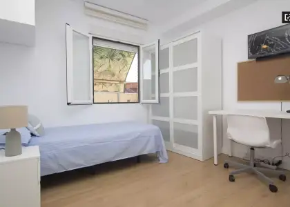 Habitación decorada con una cómoda en un apartamento de 4 dormitorios, Carabanchel en Madrid