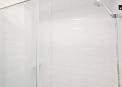 Habitación decorada con una cómoda en un apartamento de 4 dormitorios, Carabanchel en Madrid