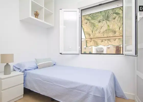 Habitación decorada con una cómoda en un apartamento de 4 dormitorios, Carabanchel en Madrid