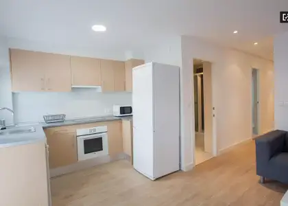 Habitación elegante y confortable en un apartamento de 5 dormitorios en Camins al Grau en Valencia